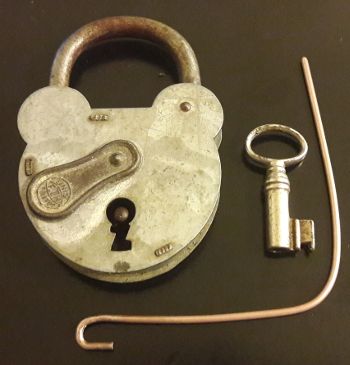 Cadenas à chiffres et crochet pour l'ouvrir 